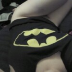 Ležim, noge raširene, gaćice na meni